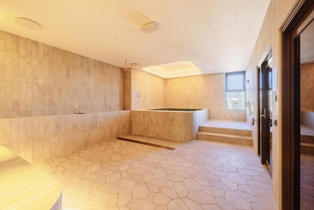 Ein modernes Badezimmer mit Fliesenboden in Sechseckform, einer Badewanne und einer Duschkabine.