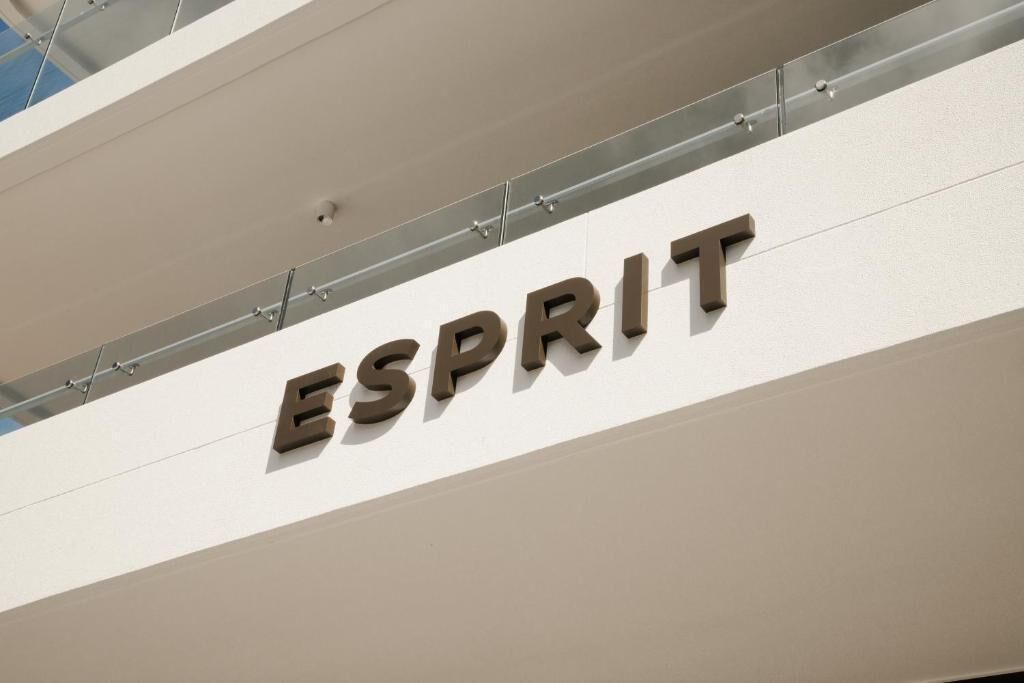 A building with a sign that reads 'ESPRIT'.