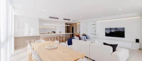 Penthouse, 3 Bedrooms, Harbour View | Living area