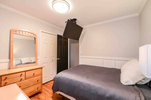 4 bedrooms, Internet, bed sheets - Charming 4-bedroom home in Downtown Milford (Milford)