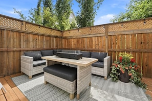Outdoor dining - Sleeps up to 8. Steps to the beach and Lakeshore shopping and dining! (Sylvan Lake)