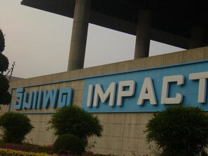 A building with a sign that reads 'IMPACT'. - Room-welcome to Popular Condo Mueang Tho (Pak Kret)