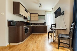 Wasserkocher mit Kaffee-/Teezubehör, Kühlschrank, Mikrowelle, Ofen