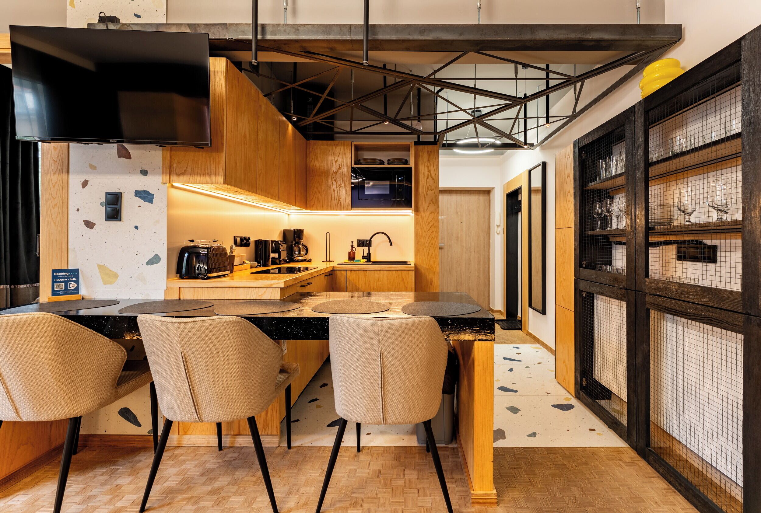 Coffee/tea maker, fridge, microwave, stovetop