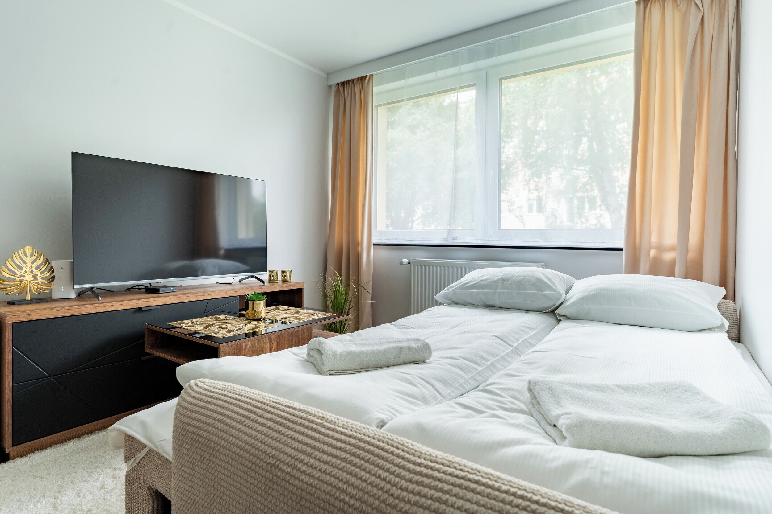 Een strijkplank/strijkijzer, wifi, beddengoed