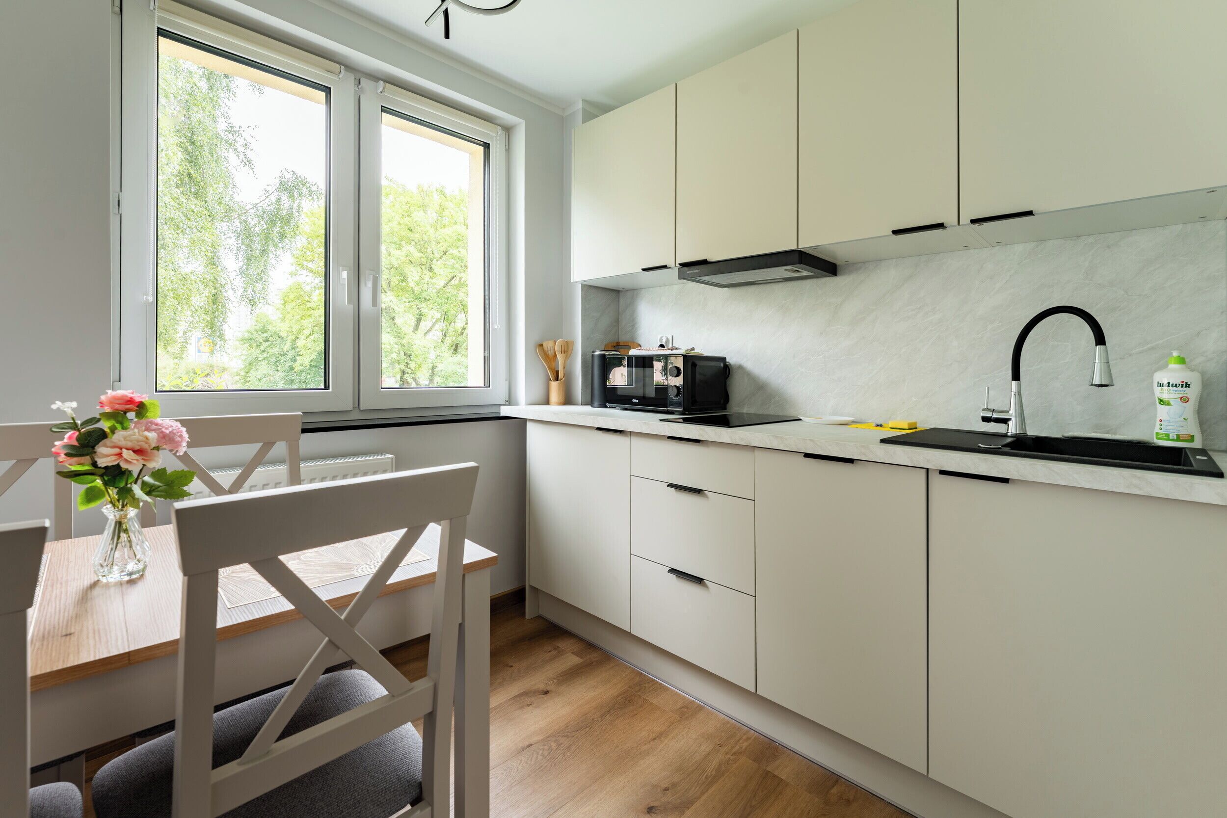 Kylskåp, mikrovågsugn, spishäll och diskmaskin