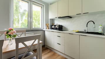 Kylskåp, mikrovågsugn, spishäll och diskmaskin