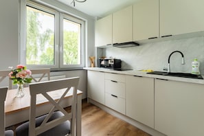 Fridge, microwave, stovetop, dishwasher - Przymorze Serenity Apartment (Gdańsk)