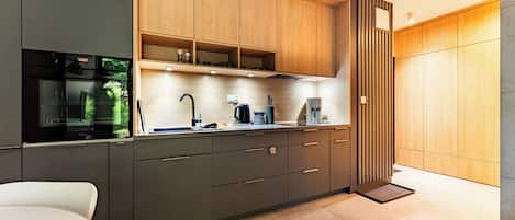 Wasserkocher mit Kaffee-/Teezubehör, Kühlschrank, Ofen, Herdplatte