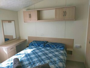 Iron/ironing board, WiFi, bed sheets - Holiday Park Home Sleeps 4 - Dogs Welcome - Pool (Clacton-on-Sea)