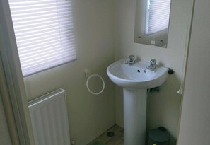 Shower, towels - Holiday Park Home Sleeps 4 - Dogs Welcome - Pool (Clacton-on-Sea)