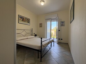 2 bedrooms, iron/ironing board, WiFi, bed sheets - Beach House with a Garden in Porto Frailis (Porto Frailis)