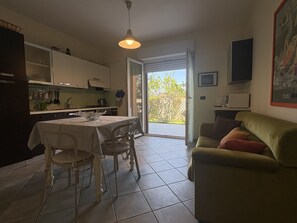 TV - Beach House with a Garden in Porto Frailis (Porto Frailis)