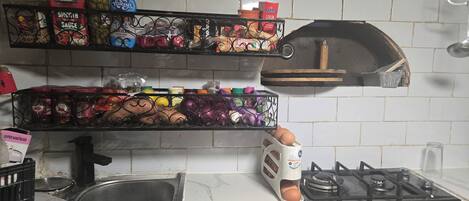 Wasserkocher mit Kaffee-/Teezubehör, Kühlschrank, Mikrowelle, Ofen