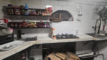 Een koffiezetapparaat/waterkoker, een koelkast, een microgolfoven