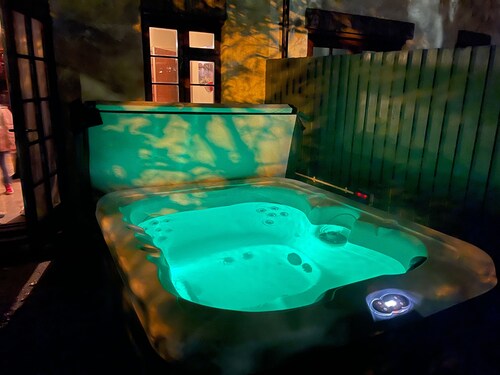 2 Bedroom House Sleeps 5 - Hot Tub - Pets Welcome
