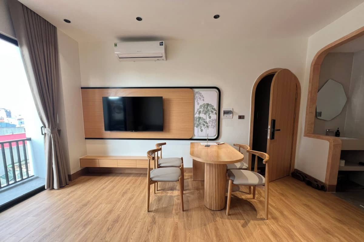 Suite familiar, balcón, vistas parciales al lago | Caja fuerte, escritorio, tabla de planchar con plancha y wifi gratis