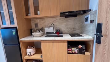 Familienstudio, Balkon, eingeschränkter Seeblick | Eigene Küche