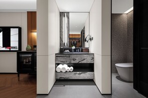 Shower, free toiletries, hair dryer, slippers - Intercity Hotel Yiwu Trade City (Jinhua)