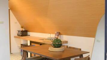 Cabana Deluxe, balcó, vistes a la piscina | Servei de restauració