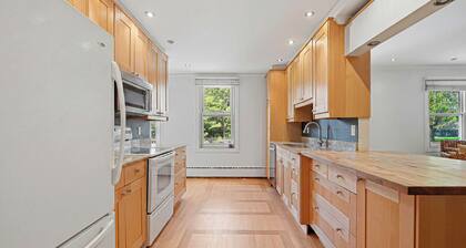 Cozy & Bright 2-bedroom cottage in welcoming Westmount with AC