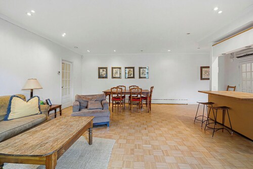 Cozy & Bright 2-bedroom cottage in welcoming Westmount with AC
