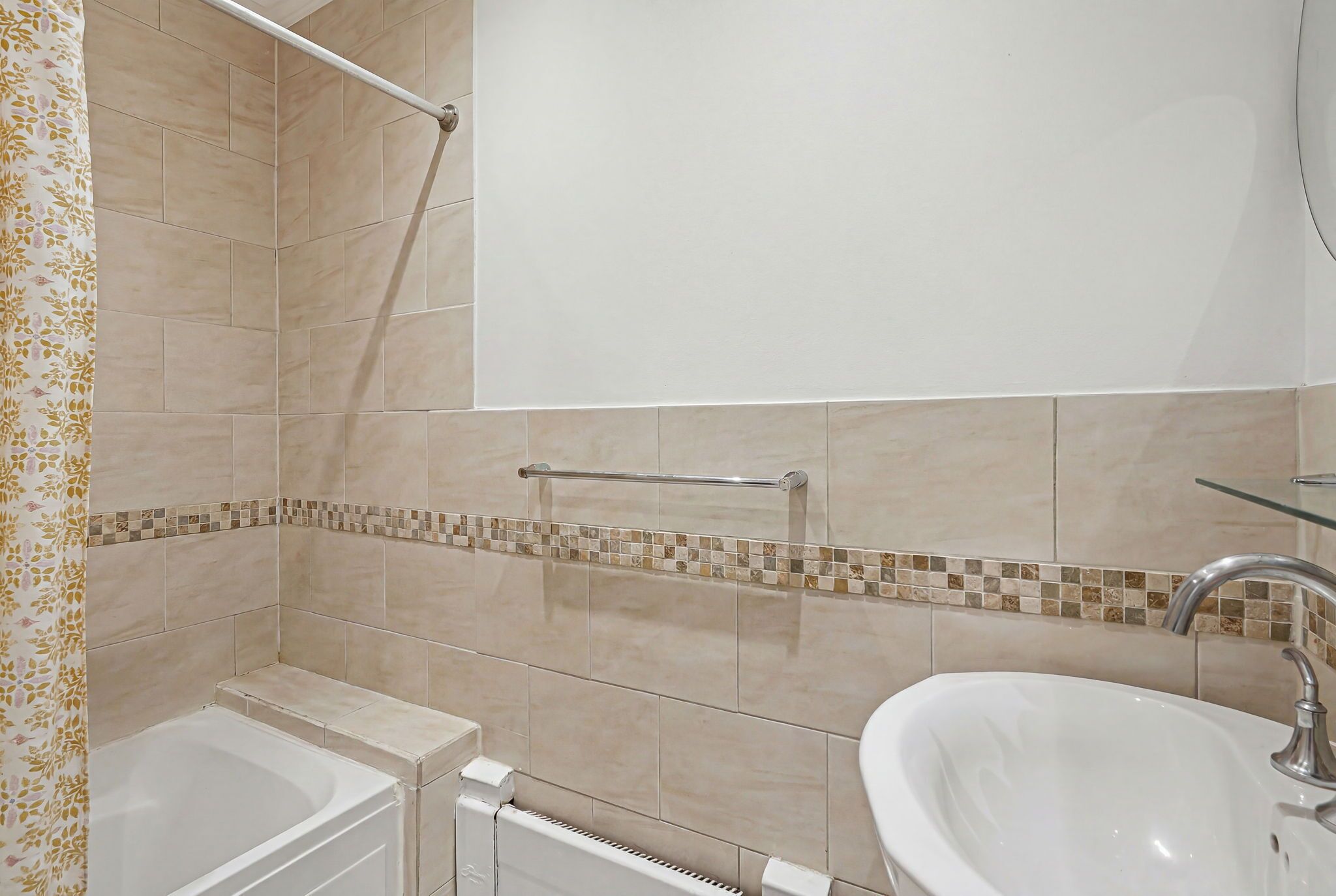 Une salle de bain avec une baignoire, un lavabo et une douche.