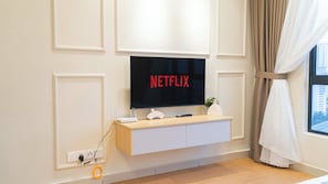 Studio | Khu phòng khách | Smart TV 49-inch có truyền hình kỹ thuật số, Netflix, dịch vụ stream 