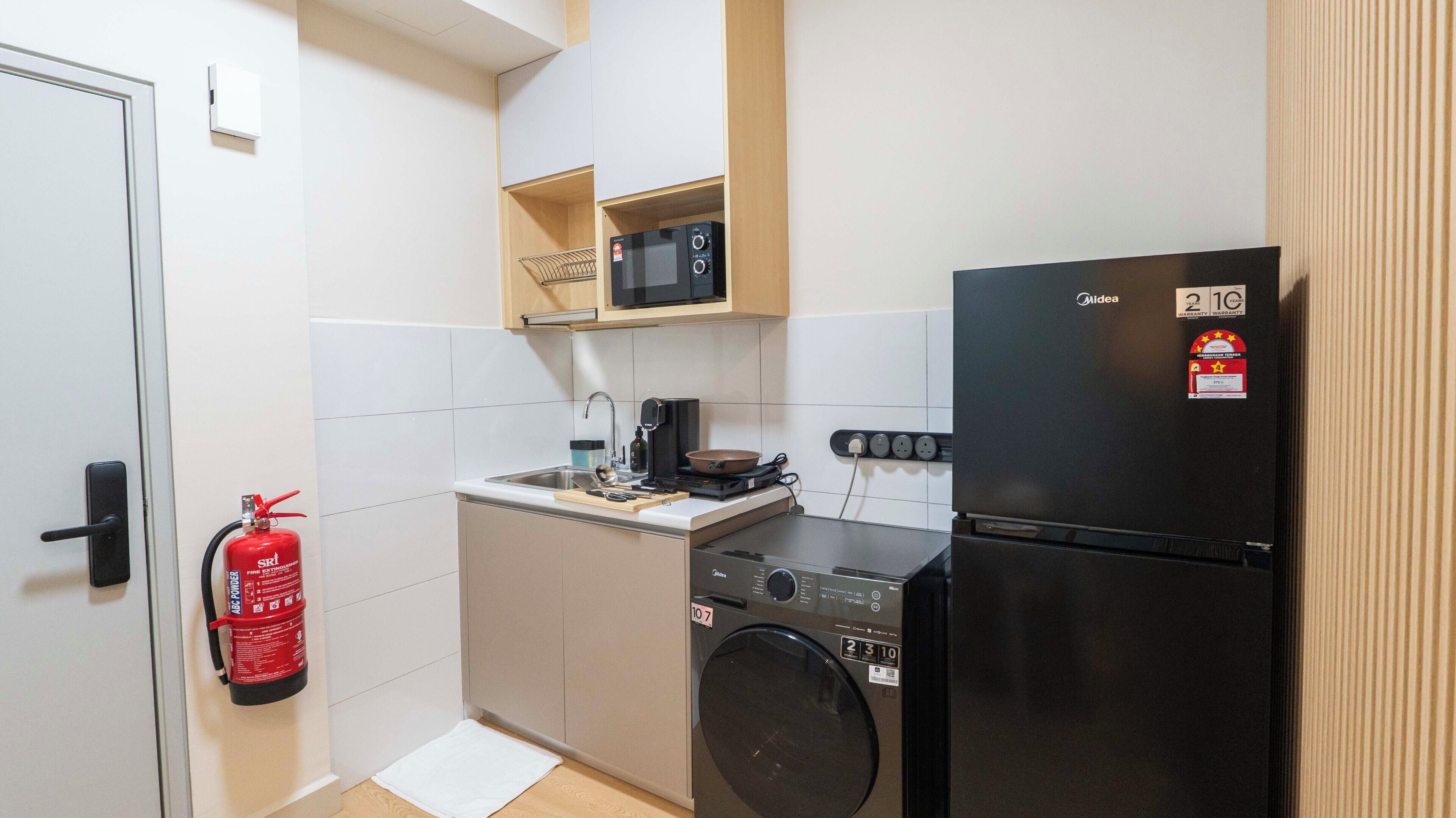 Deluxe Studio, 1 Queen Bed | Private kitchen | Oven, toaster oven, cookware/dishes/utensils