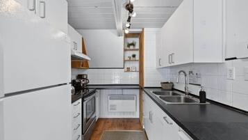 Coffee/tea maker, fridge, microwave, oven