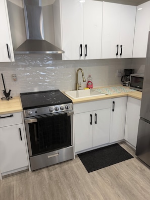 Private kitchen - Modern Luxury Studio Near Niagara Falls | Full Kitchen | Self Check-In (Niagara Falls)
