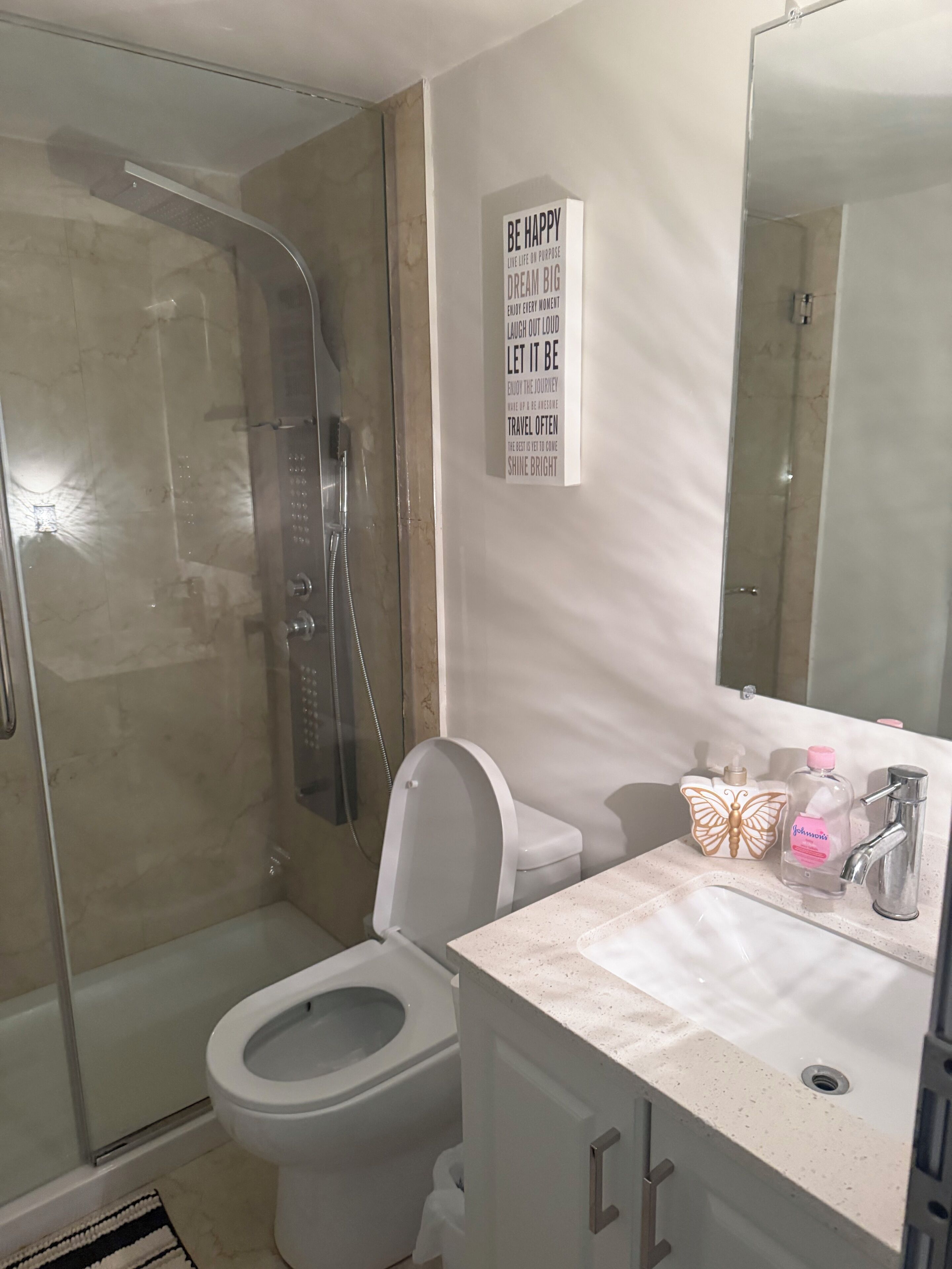 Douche, serviettes fournies, papier toilette