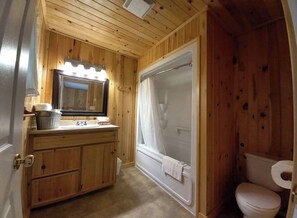 Sèche-cheveux, bidet, serviettes fournies, savon