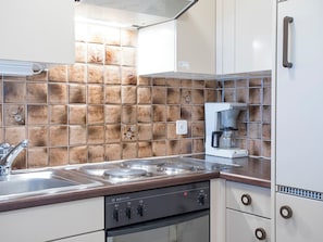 Kühlschrank, Ofen, Kochgeschirr/Geschirr/Besteck