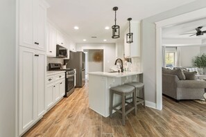 Private kitchen - Magnolia Charm - New Listing in Fairhope - Walk to Mobile Bay (Fairhope)