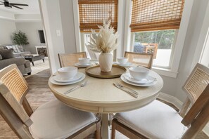 Dining - Magnolia Charm - New Listing in Fairhope - Walk to Mobile Bay (Fairhope)