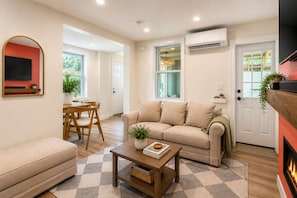 Smart TV, books - Boston Retreat, Firepit, Fireplace,  two full kitchens & Private Backyard (Boston)