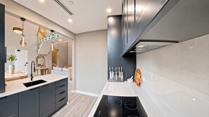 Wasserkocher mit Kaffee-/Teezubehör, Kühlschrank, Mikrowelle, Ofen