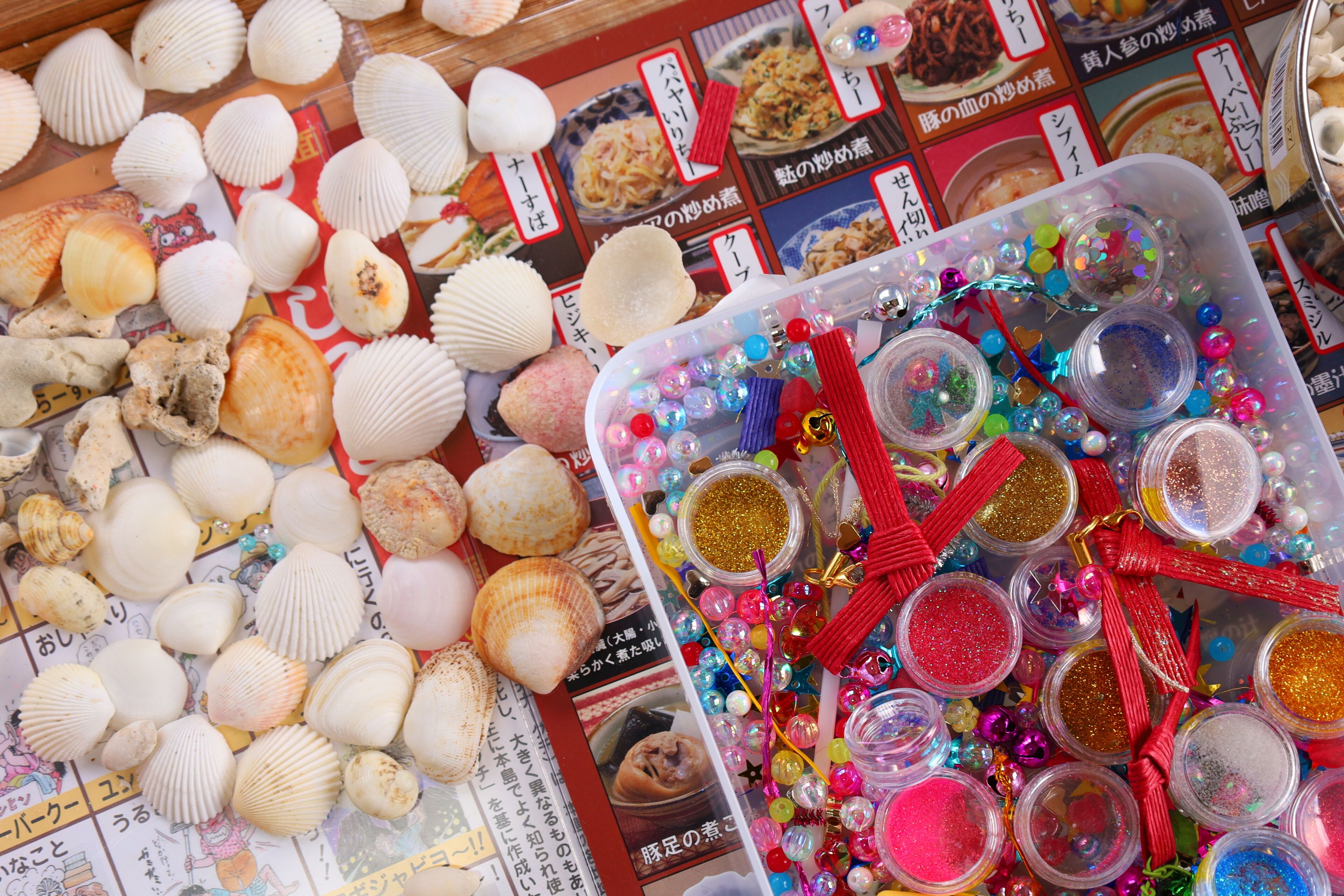 Conchas marinas y cuentas de manualidades coloridas.