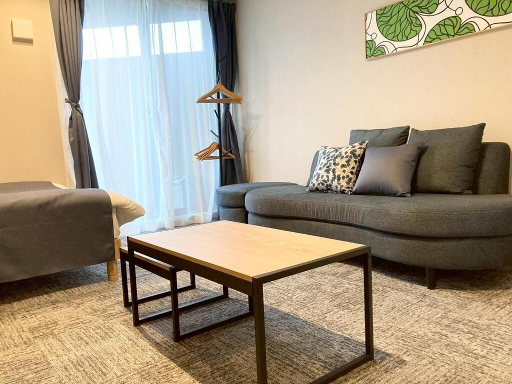 Una sala de estar con un sofá, una mesa de centro y una silla.