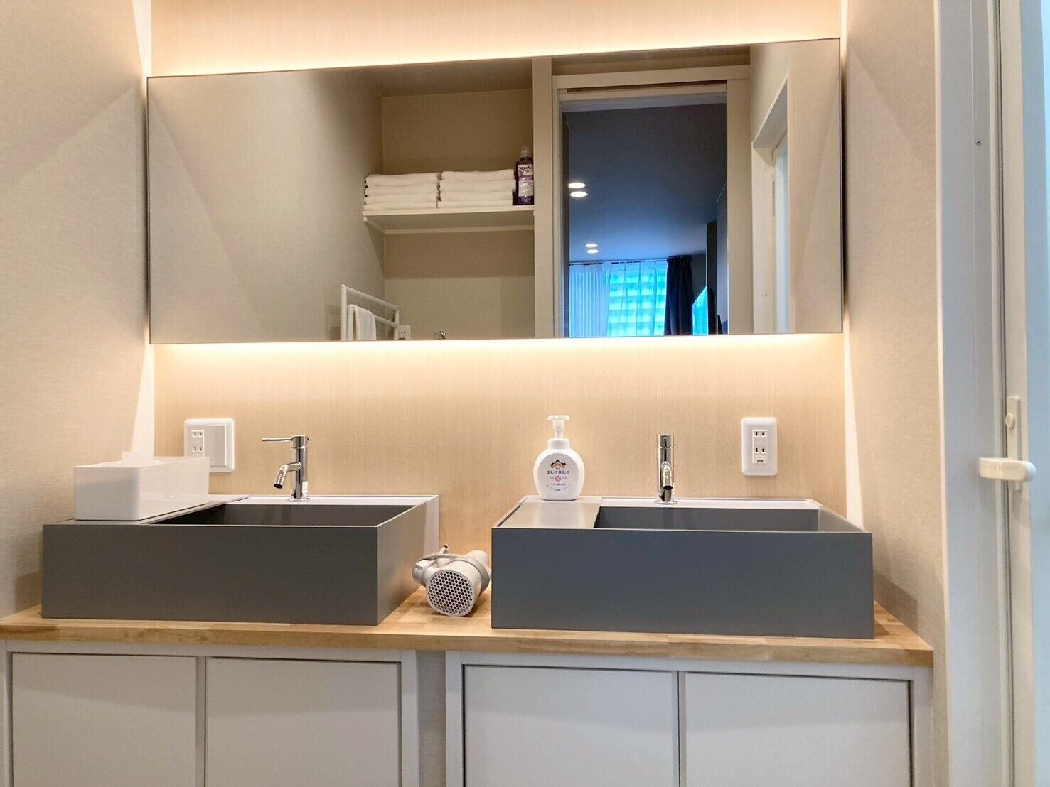 Shower, hair dryer, slippers, bidet