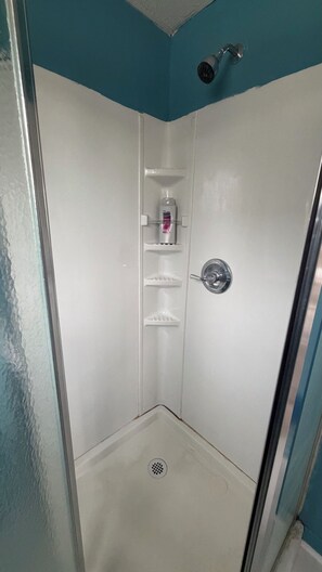 Een douche, een haardroger, handdoeken, zeep