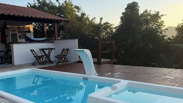 Bañera de hidromasaje al aire libre