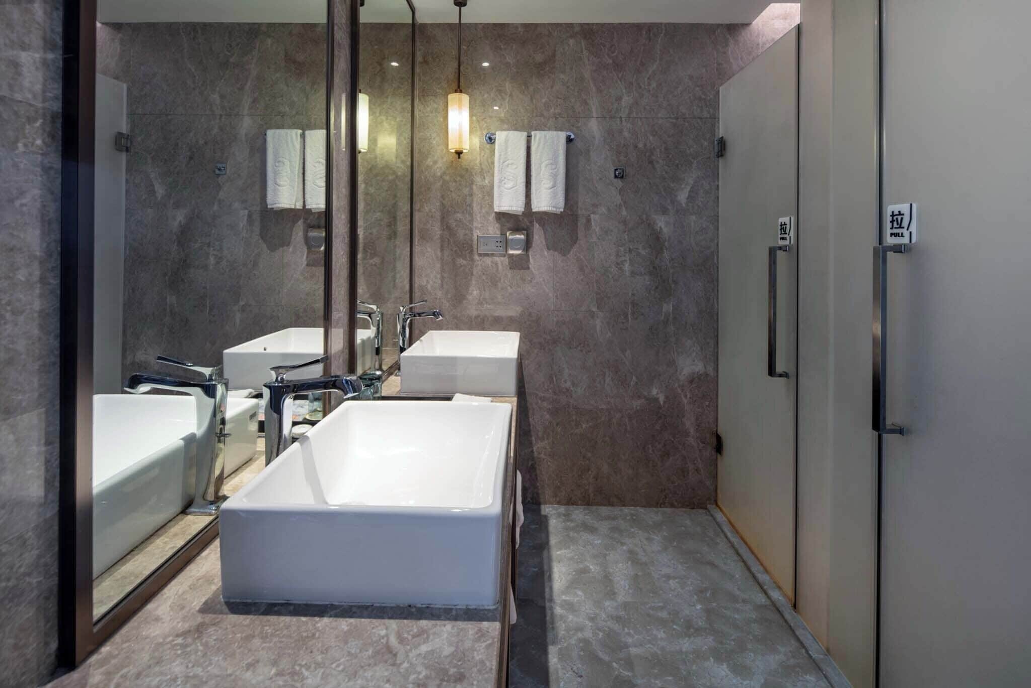 Basic Twin Room, Balcony, Sea View | Bathroom | Free toiletries, hair dryer, bathrobes, slippers