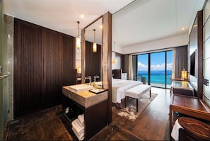 Quarto casal sênior, sacada, vista para o mar | Roupas de cama premium, edredons de pluma, cortinas blackout