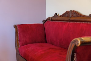 A wooden armchair with a red upholstered seat and backrest. - Dimora Berzia - Two Bedroom Apartment, Sleeps 2 (Alba)