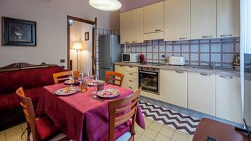 Coffee/tea maker, fridge, microwave, oven