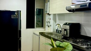 Une cuisine moderne équipée d’un réfrigérateur, d’une cuisinière, d’un four à micro-ondes et d’un évier.