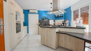 Microwave, dishwasher, highchair