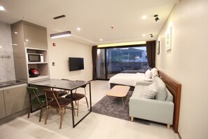 Doppia Standard, balcone | Con stile personalizzato, con arredamento individuale, Wi-Fi gratuito